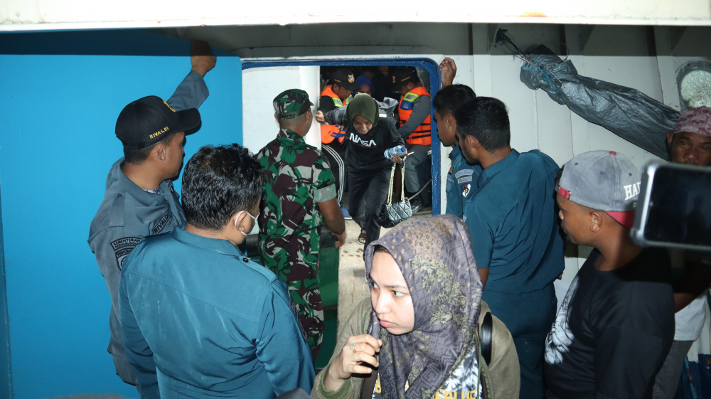 MATI MESIN DI PERAIRAN MOLOKU, PENUMPANG KM. MARIN TERATAI BERHASIL DIEVAKUASI KE PELABUHAN BABANG