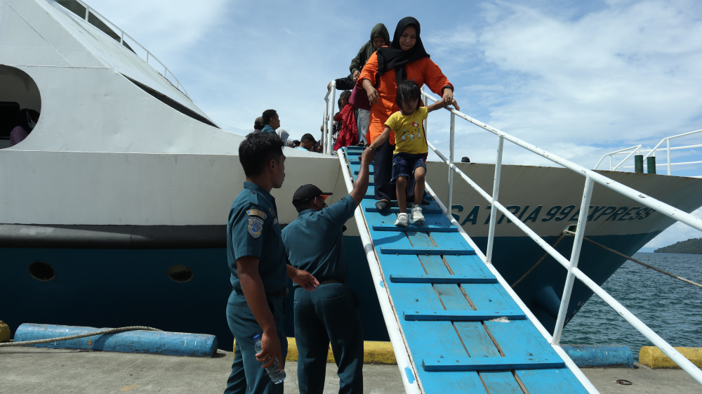 MATI MESIN DI PERAIRAN MOLOKU, PENUMPANG KM. MARIN TERATAI BERHASIL DIEVAKUASI KE PELABUHAN BABANG