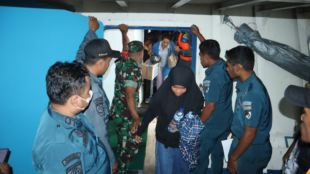 MATI MESIN DI PERAIRAN MOLOKU, PENUMPANG KM. MARIN TERATAI BERHASIL DIEVAKUASI KE PELABUHAN BABANG