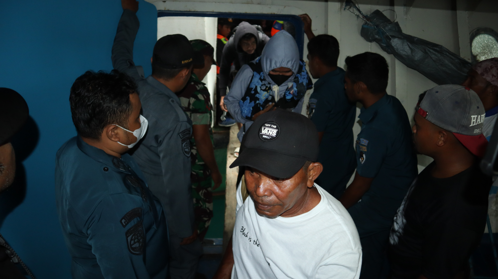 MATI MESIN DI PERAIRAN MOLOKU, PENUMPANG KM. MARIN TERATAI BERHASIL DIEVAKUASI KE PELABUHAN BABANG