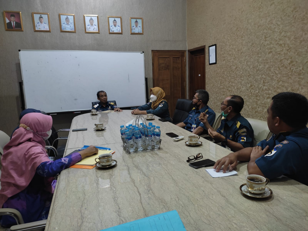 Kepala Seksi Logistik selaku PH Kepala Distrik Navigasi Cilacap Bapak Agus Wiriyanto, SE didampingi oleh Kasubbag Tata Usaha, PPK, PPSPM dan Petugas Keuangan menerima Tim Badan Pengawasan Keuangan dan Pembangunan (BPKP) D.I. Yogyakarta terkait Pemantauan 