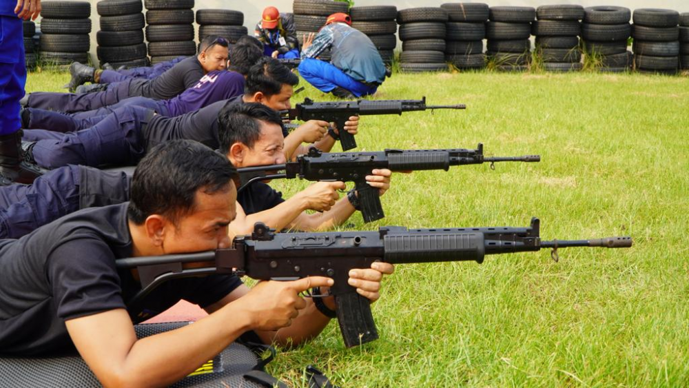 PERKUAT PENJAGAAN KESELAMATAN DAN KEAMANAN PELAYARAN, KEMENHUB BEKALI AWAK KAPAL PATROLI KPLP DENGAN KETERAMPILAN MENEMBAK