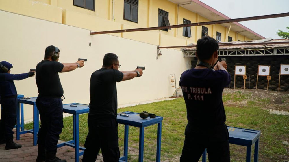 PERKUAT PENJAGAAN KESELAMATAN DAN KEAMANAN PELAYARAN, KEMENHUB BEKALI AWAK KAPAL PATROLI KPLP DENGAN KETERAMPILAN MENEMBAK