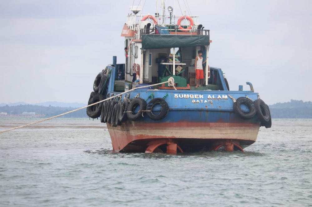 KEMENHUB EVAKUASI TUG BOAT SUMBER JAYA ALAM YANG KANDAS DI PERAIRAN SELAT RIAU