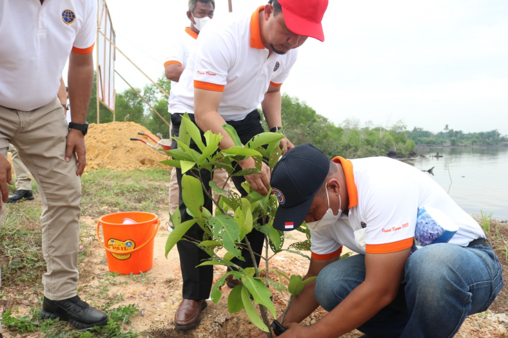 PULUHAN MASYARAKAT DUMAI DAN PEKANBARU MENGIKUTI PROGRAM PADAT KARYA KEMENHUB