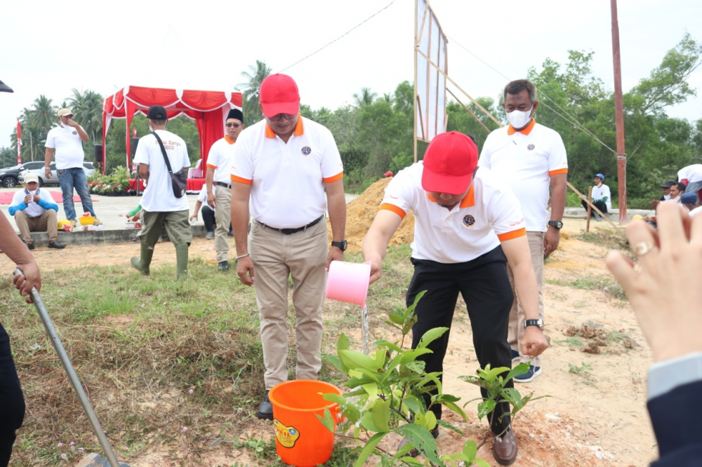 PULUHAN MASYARAKAT DUMAI DAN PEKANBARU MENGIKUTI PROGRAM PADAT KARYA KEMENHUB