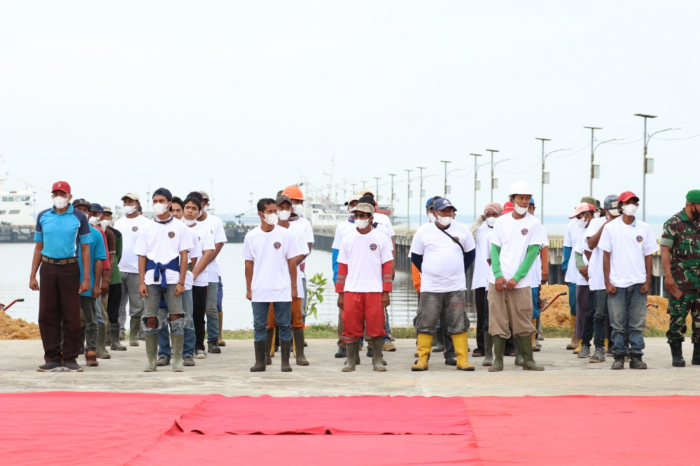 PULUHAN MASYARAKAT DUMAI DAN PEKANBARU MENGIKUTI PROGRAM PADAT KARYA KEMENHUB