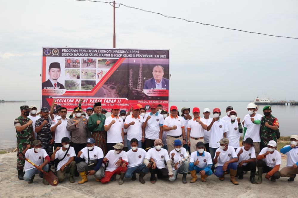 PULUHAN MASYARAKAT DUMAI DAN PEKANBARU MENGIKUTI PROGRAM PADAT KARYA KEMENHUB