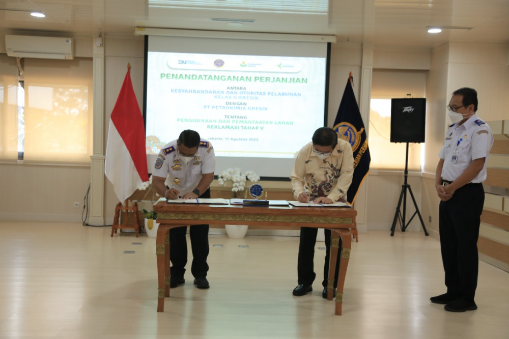 KEMENHUB RESMI SERAHKAN PEMANFAATAN LAHAN REKLAMASI KSOP GRESIK KEPADA PT PETROKOMIA GRESIK