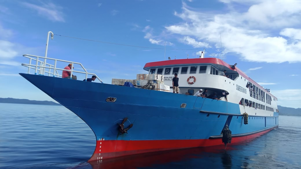 KM. SUMBER RAYA 05 BERTOLAK DARI PELABUHAN KUPAL (BACAN) MENUJU PULAU OBI