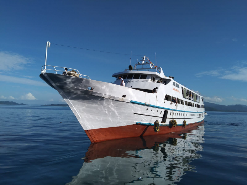 TIBA DARI TERNATE, KM. SUMBER RAYA 04 BERTOLAK DARI PELABUHAN KUPAL KE OBI