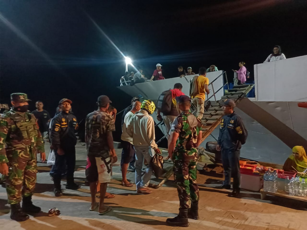 PENGAWASAN KEBERANGKATAN PENUMPANG KM. OBI PERMAI DI PELABUHAN KUPAL
