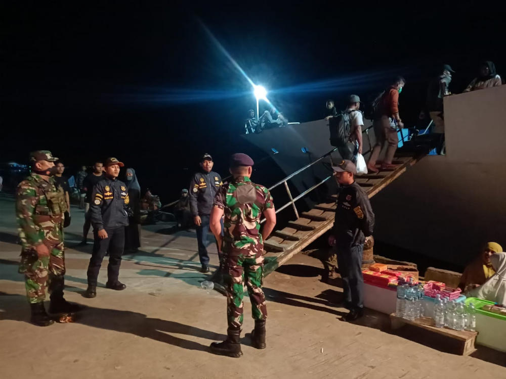 PENGAWASAN KEBERANGKATAN PENUMPANG KM. OBI PERMAI DI PELABUHAN KUPAL