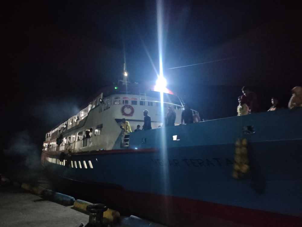 ANGKUT 195 PENUMPANG, KM. MEKAR TERATAI BERTOLAK MENUJU TERNATE