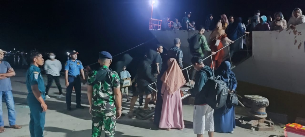 PENGAWASAN KEBERANGKATAN KAPAL QUEEN MARI DI PELABUHAN KUPAL