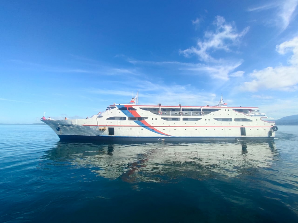 TIBA DI PELABUHAN KUPAL, KM. OBI PERMAI LANGSUNG BERTOLAK KE OBI