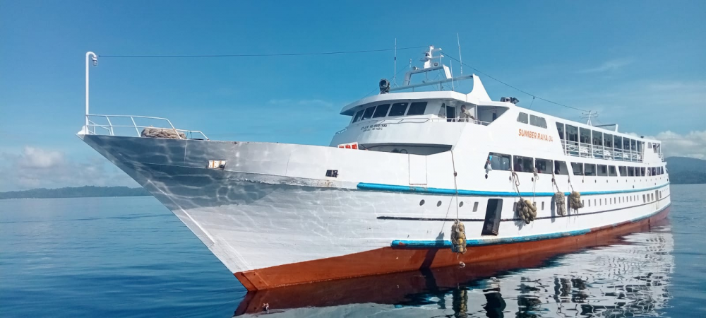 KM. SUMBER RAYA 04 BERTOLAK DARI PELABUHAN KUPAL  KE PULAU OBI DENGAN MUATAN 9 TON
