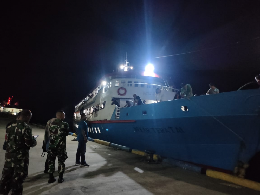 BERTOLAK DARI PELABUHAN BABANG (BACAN), KM. MEKAR TERATAI TIBA DI TERNATE DENGAN SELAMAT