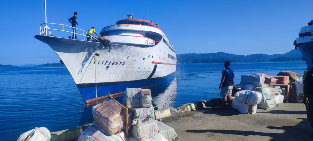 ANGKUT 108 PENUMPANG, KM. ELIZABETH III BERTOLAK DARI KUPAL MENUJU PULAU OBI