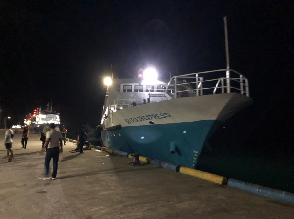 DARI PELABUHAN BABANG DENGAN MUATAN 4 TON BARANG DAN 212 PENUMPANG, KM. SATRIA EXPRESS TIBA DI PELABUHAN BASTIONG