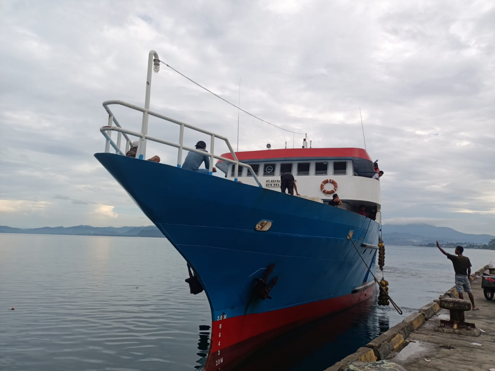 TIBA DI PELABUHAN KUPAL DENGAN MUATAN BARANG 78 TON, KM. SUMBER RAYA 05 LANJUTKAN PELAYARAN KE OBI