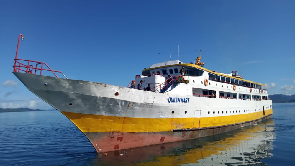 KM. QUEEN MARY BERTOLAK DARI PELABUHAN KUPAL MENUJU PULAU OBI DENGAN MUATAN BARANG 23 TON