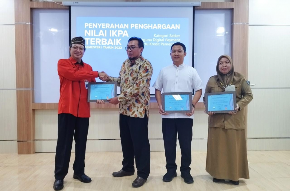 Penyerahan penghargaan kategori Nilai IKPA terbaik kepada Satker dan Pemerintah Daerah Berprestasi Periode Semester I Tahun 2022.