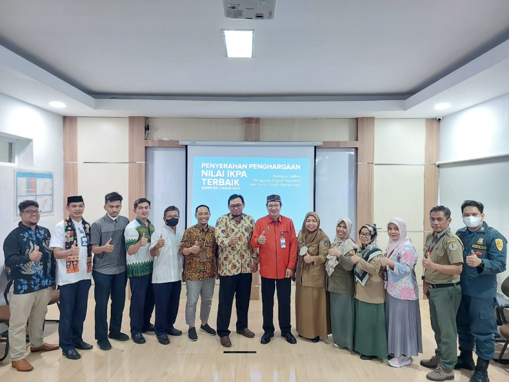 Penyerahan penghargaan kategori Nilai IKPA terbaik kepada Satker dan Pemerintah Daerah Berprestasi Periode Semester I Tahun 2022.