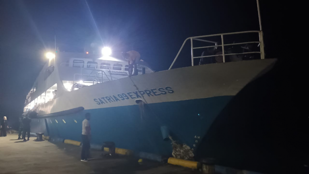 ANGKUT 358 PENUMPANG, KM. SATRIA 99 EXPRESS TIBA DI PELABUHAN BASTIONG