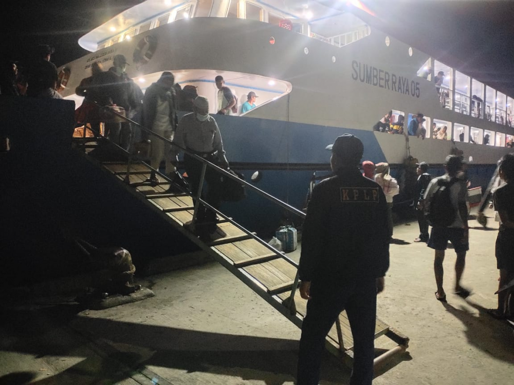 PENGAWASAN KEDATANGAN KM. SUMBER RAYA 05 DI PELABUHAN KUPAL, JUMAT 2 SEPTEMBER 2022
