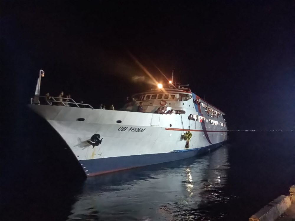 KM. OBI PERMAI BERTOLAK DARI PELABUHAN KUPAL MENUJU TERNATE DENGAN MUATAN 4 TON