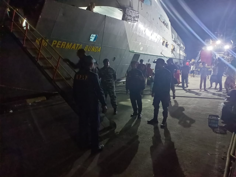 PENGAWASAN KEBERANGKATAN KM. PERMATA BUNDA DI PELABUHAN KUPAL