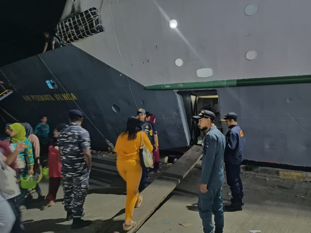 PENGAWASAN KEBERANGKATAN KM. PERMATA BUNDA DI PELABUHAN KUPAL