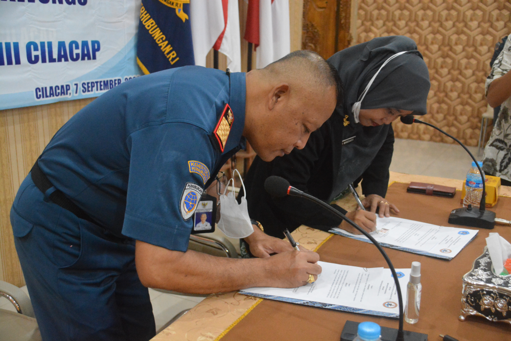 Penandatanganan Kerjasama antara Distrik Navigasi Cilacap dengan SMK Negeri Nusawungu.