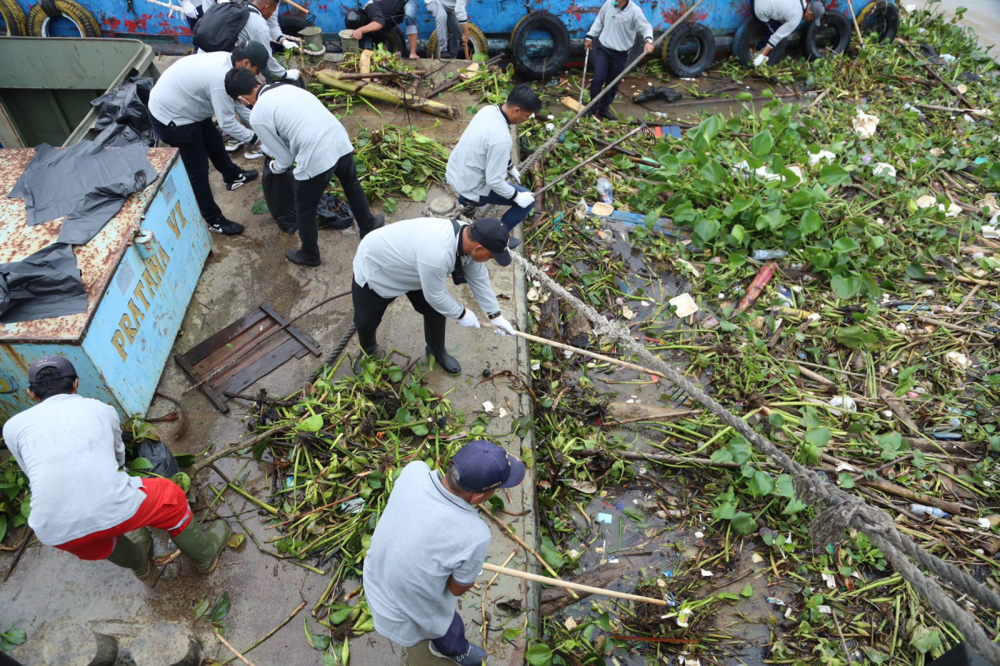 MERIAHKAN HARHUBNAS 2022, KEMENHUB GELAR BERSIH LAUT DAN PANTAI DI PALEMBANG