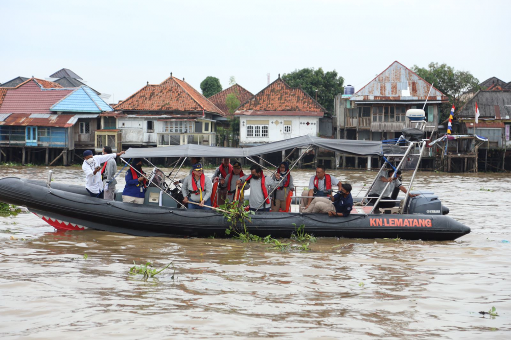 MERIAHKAN HARHUBNAS 2022, KEMENHUB GELAR BERSIH LAUT DAN PANTAI DI PALEMBANG