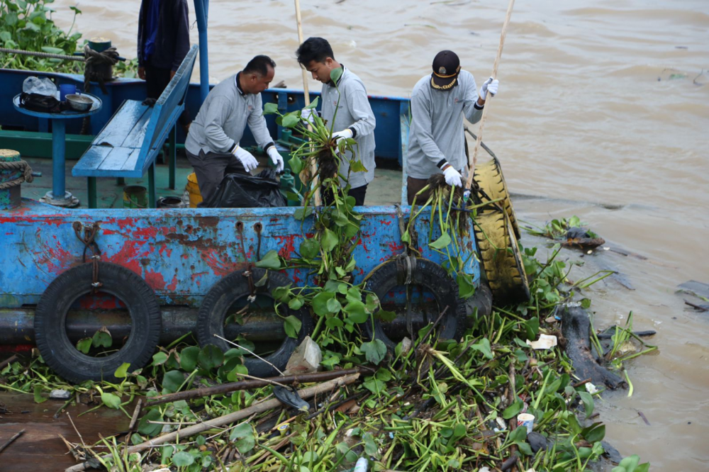 MERIAHKAN HARHUBNAS 2022, KEMENHUB GELAR BERSIH LAUT DAN PANTAI DI PALEMBANG