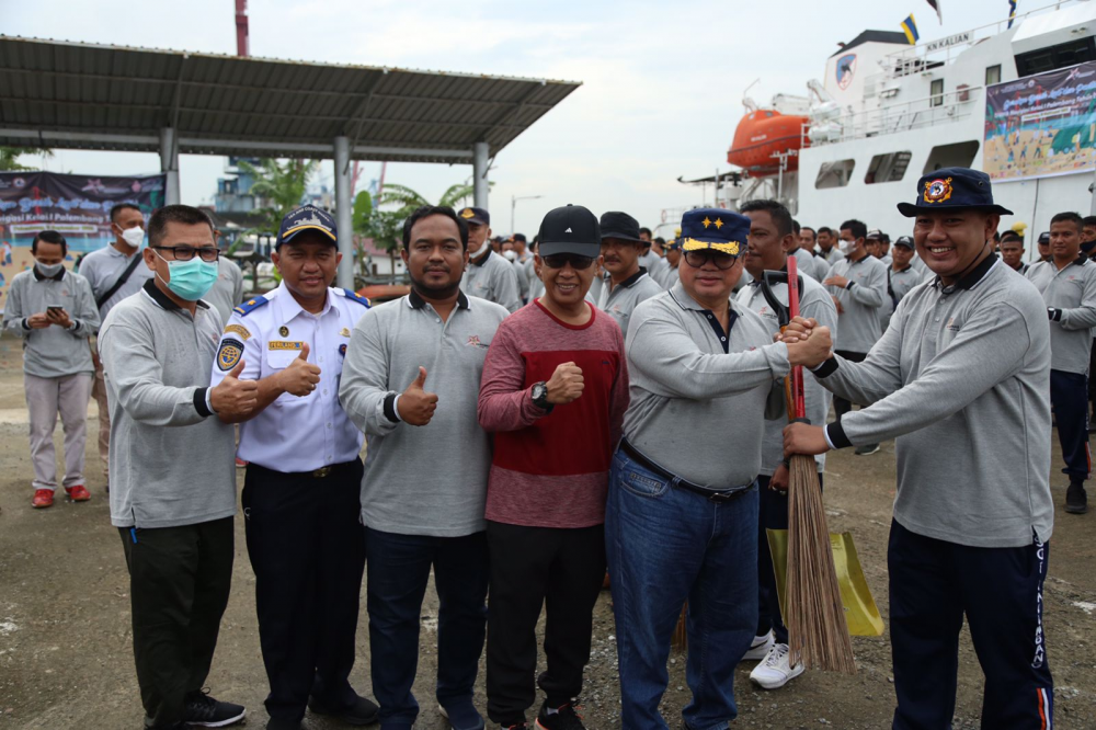 MERIAHKAN HARHUBNAS 2022, KEMENHUB GELAR BERSIH LAUT DAN PANTAI DI PALEMBANG