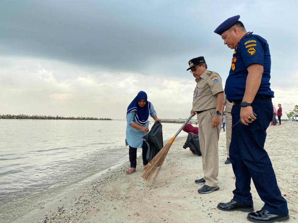 SAMBUT HARHUBNAS, KEMENHUB BAGI-BAGI SEMBAKO DAN ALAT KESELAMATAN KAPAL DALAM KEGIATAN BERSIH PANTAI DI PULAU UNTUNG JAWA