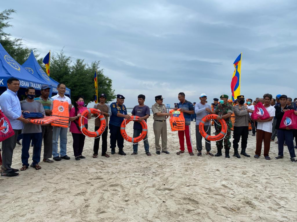 SAMBUT HARHUBNAS, KEMENHUB BAGI-BAGI SEMBAKO DAN ALAT KESELAMATAN KAPAL DALAM KEGIATAN BERSIH PANTAI DI PULAU UNTUNG JAWA