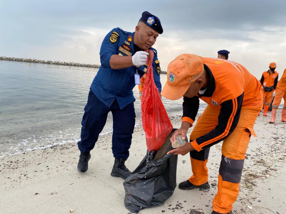 SAMBUT HARHUBNAS, KEMENHUB BAGI-BAGI SEMBAKO DAN ALAT KESELAMATAN KAPAL DALAM KEGIATAN BERSIH PANTAI DI PULAU UNTUNG JAWA
