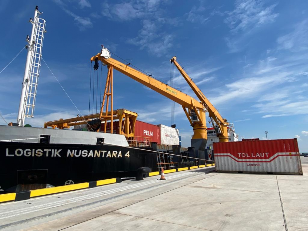RESMI, PELAYARAN PERDANA KAPAL TOL LAUT KM LOGISTIK NUSANTARA 4 DI PELABUHAN PATIMBAN