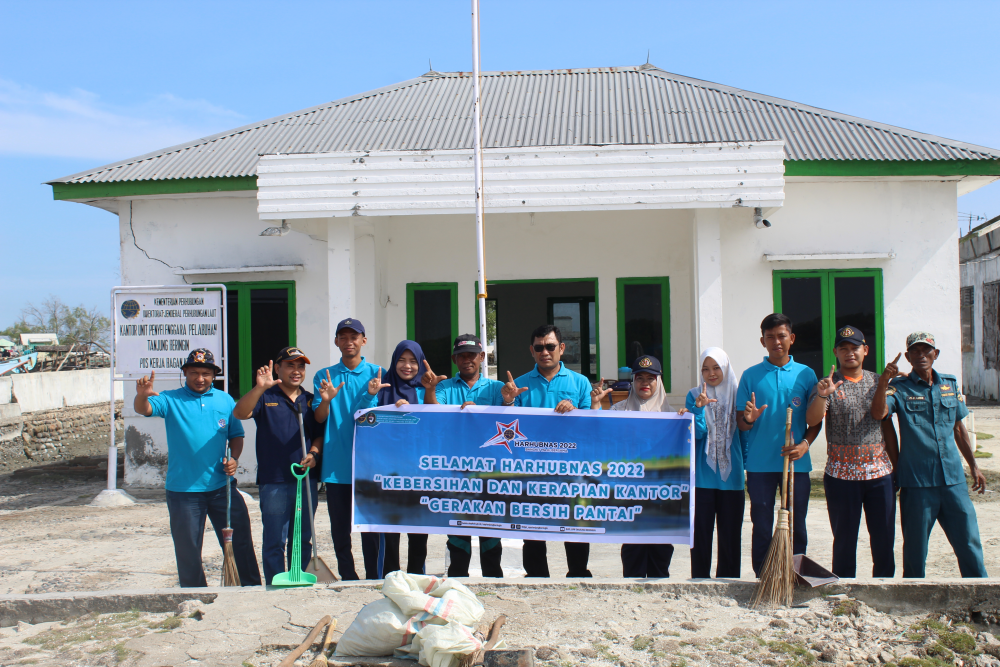 BERSIH PANTAI DALAM RANGKA MEMPERINGATI HARHUBNAS 2022