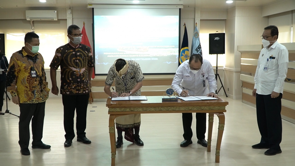 PERJANJIAN KONSESI PENGELOLAAN ALUR PELAYARAN AMBANG SUNGAI BARITO DITANDATANGANI