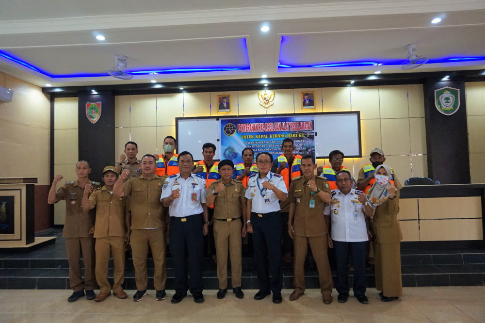 Penyerahan Pas Kecil dan Alat Keselamatan Untuk Kapal Kurang Dari GT. 7 di Wilayah Kerja Kantor Kesyahbandaran dan Otoritas Pelabuhan Kelas III Sampit