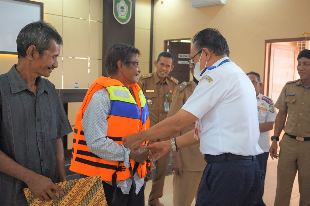Penyerahan Pas Kecil dan Alat Keselamatan Untuk Kapal Kurang Dari GT. 7 di Wilayah Kerja Kantor Kesyahbandaran dan Otoritas Pelabuhan Kelas III Sampit