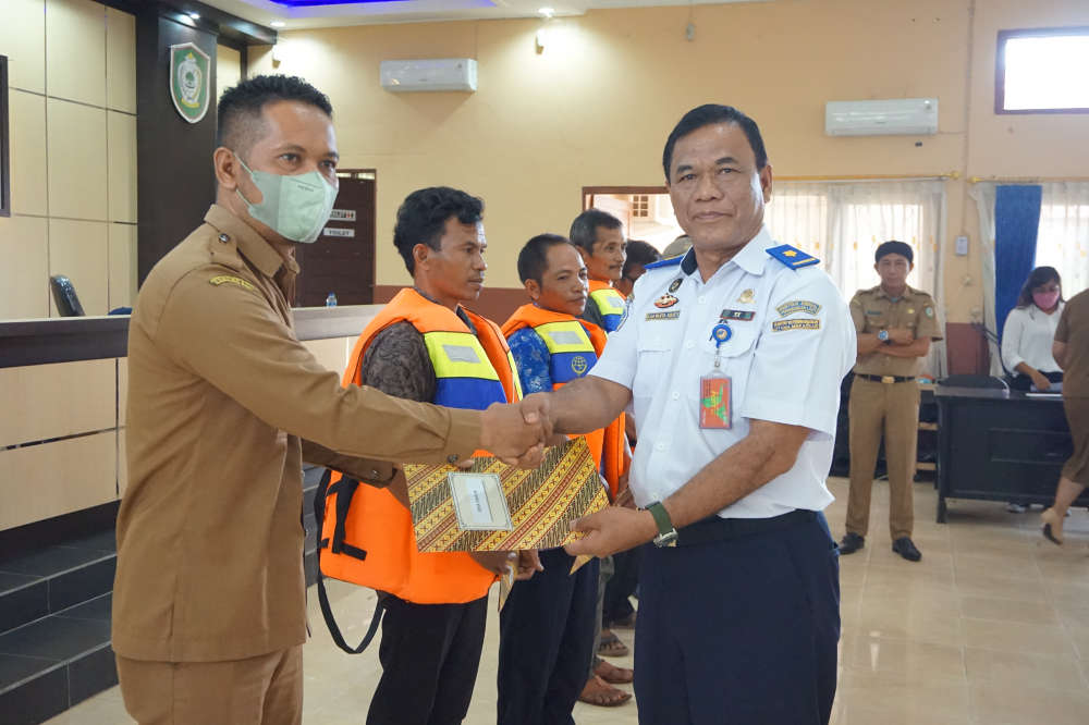 Penyerahan Pas Kecil dan Alat Keselamatan Untuk Kapal Kurang Dari GT. 7 di Wilayah Kerja Kantor Kesyahbandaran dan Otoritas Pelabuhan Kelas III Sampit