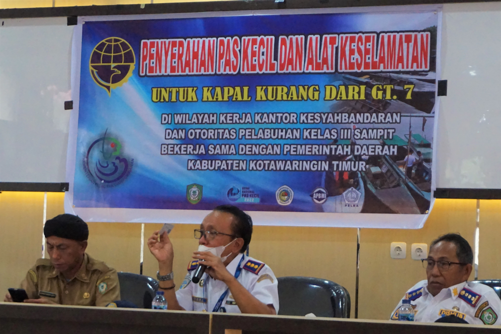 Penyerahan Pas Kecil dan Alat Keselamatan Untuk Kapal Kurang Dari GT. 7 di Wilayah Kerja Kantor Kesyahbandaran dan Otoritas Pelabuhan Kelas III Sampit