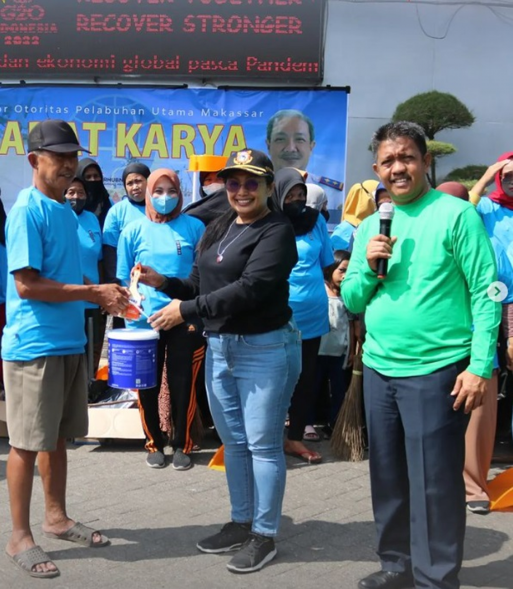 Pemberdayaan Masyarakat melalui Program Padat Karya.