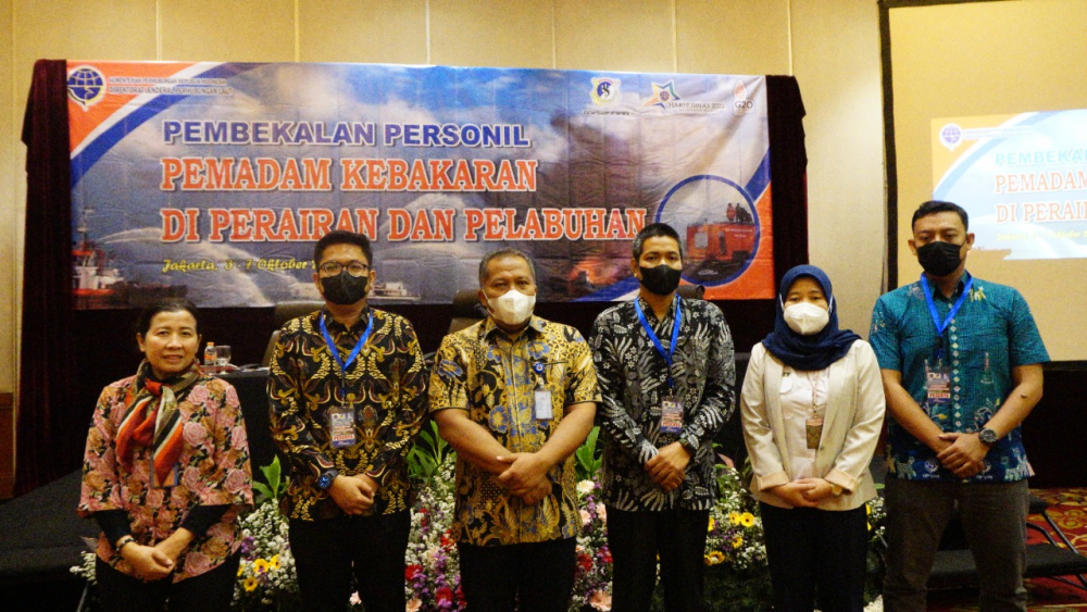 ANTISIPASI MUSIBAH PELAYARAN, KEMENHUB BERIKAN PEMBEKALAN PERSONIL PEMADAMAN KEBAKARAN DI PERAIRAN DAN PELABUHAN